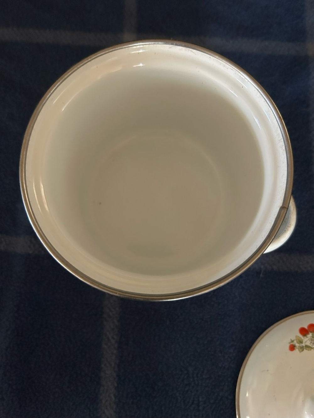 Small Enamel Pot With Lid White with Strawberry Print Kitchen Decorative - Picture 3 of 10